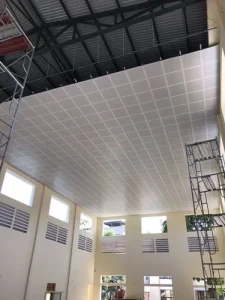اجرای سقف کاذب با استفاده از تایل گچی پانچدار دایره ای منظم